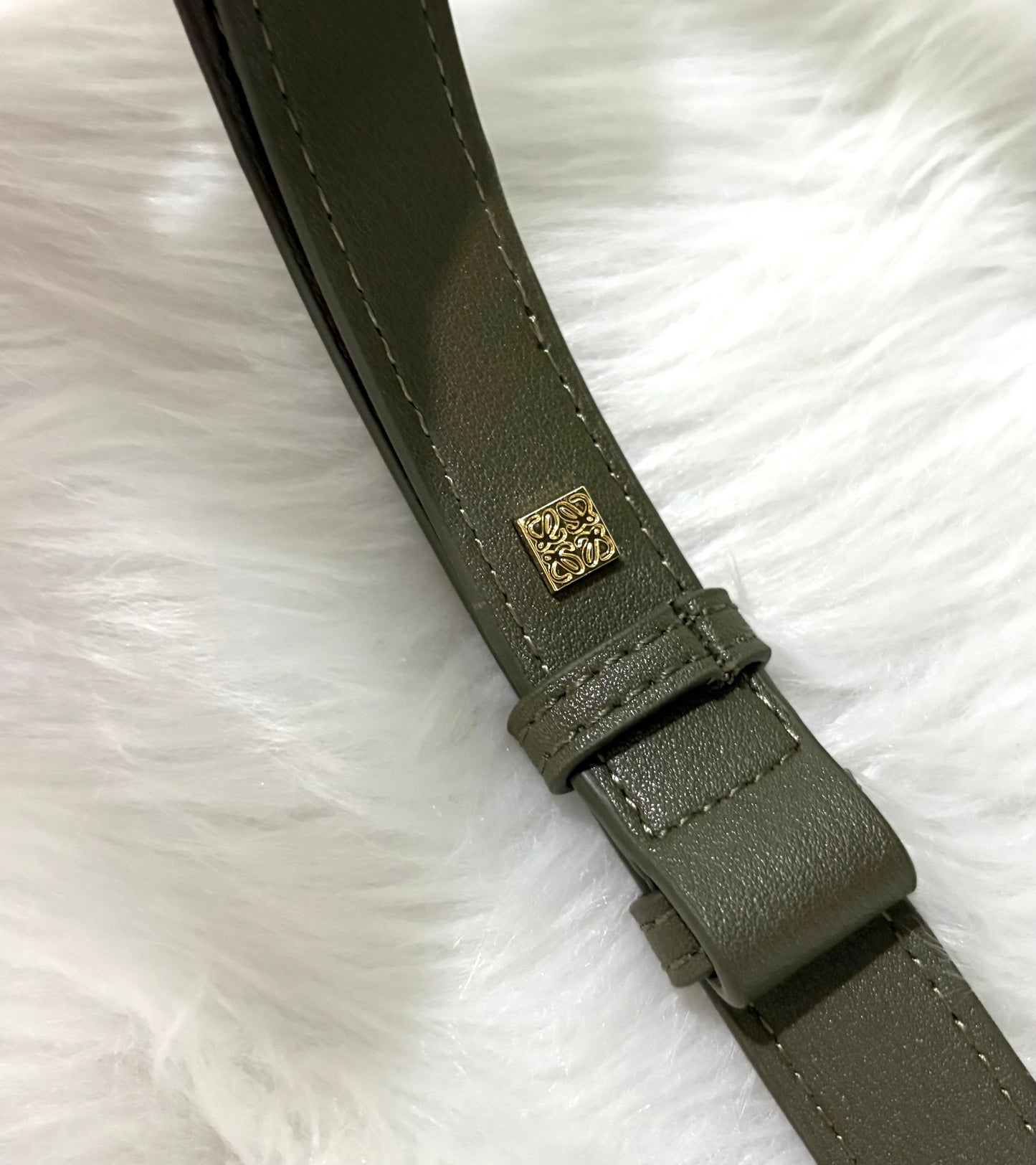 Loewe Puzzle edge monochrome in satin leather calfskin