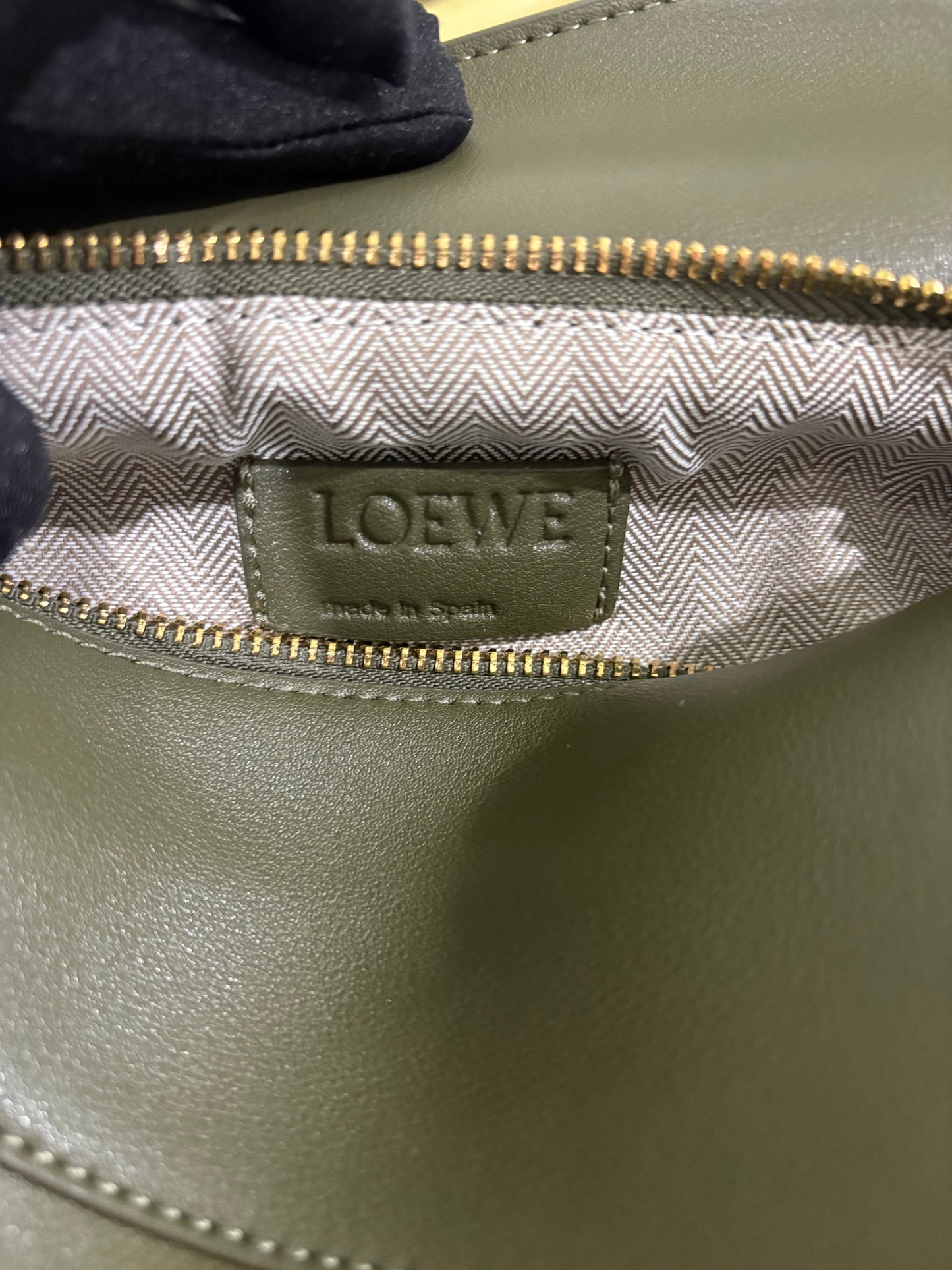 Loewe Puzzle edge monochrome in satin leather calfskin